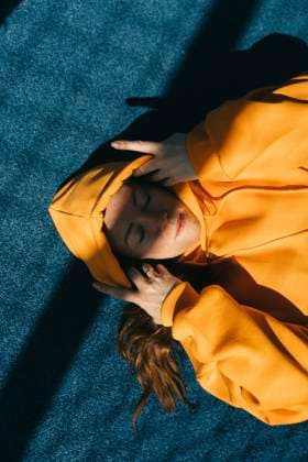 Creative Highlights Symbolbilder Woman wearing sweatshirt lying in sports court model released, Symbolfoto, KANF00039