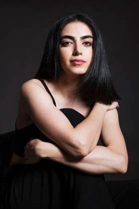 Creative Highlights Symbolbilder Beautiful woman with black hair in studio model released, Symbolfoto, LMCF00506