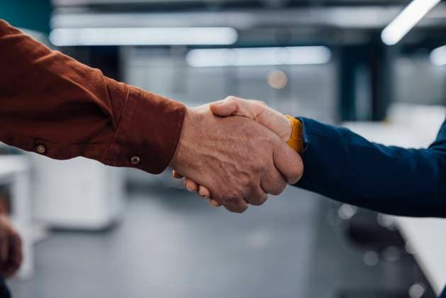 Hands of business colleagues shaking hands at work place model released, Symbolfoto property released, JOSEF20913