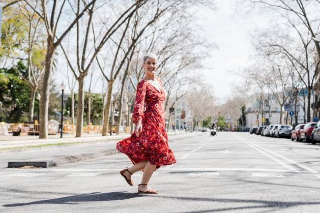 Smiling woman dancing on street in city model released, Symbolfoto, JCZF01261