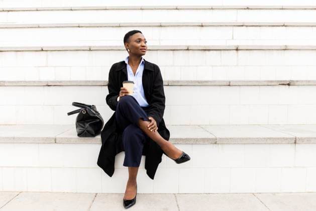Creative Highlights Symbolbilder Businesswoman with coffee cup sitting on steps model released, Symbolfoto, JPTF01299