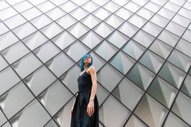 Creative Highlights Symbolbilder Young woman with dyed hair standing in front of patterned wall model released, Symbolfoto, MMPF00887