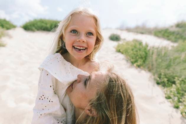 Creative Highlights Symbolbilder Loving mother with smiling daughter at beach model released, Symbolfoto, SIF00840