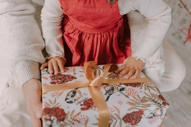 Father and daughter with christmas present model released, Symbolfoto, VIVF01065