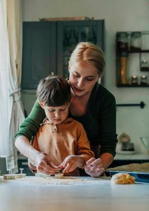 Mother and son preparing gingerbread cookies in kitchen model released, Symbolfoto property released, VSNF01336