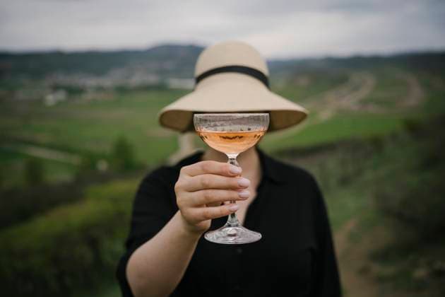 Creative Highlights Symbolbilder Woman hiding face with rose wine glasses model released, Symbolfoto, YBF00128
