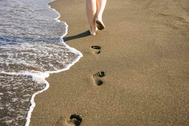 Creative Highlights Symbolbilder Woman walking near tide at beach model released, Symbolfoto, YBF00200