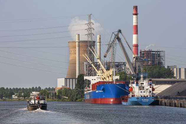Electrabel Kraftwerk und Pacific Basin Massengutfrachter angedockt am SEA invest, Ghent Coal Terminal im Hafen von Gent, Ostflandern, Belgien, Europa *** Electrabel Power station and Pacific Basin Bulk carrier docked on Sea invest, Ghent Coal Terminal at Port from Ghent, East Flanders, Belgium, Europe Copyright: imageBROKER alimdix xArterrax xJohanxDexMeester ibltsm09661914.jpg
