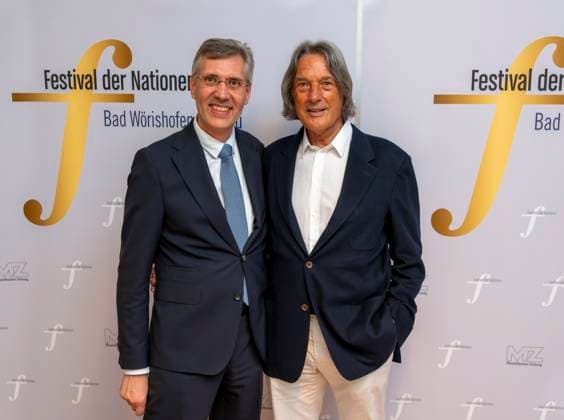 23.09.2023, Internationales Klassikfestival: Festival der Nationen 2023, im Kurhaus Bad Wörishofen im Unterallgäu, Konzert im Kursaal mit Pianist Igor Levit (GER) und vbw-Festival-Orchester. Ehrengäste: v.li: Festival-Intendant Winfried Roch mit dem Arzt der Stars (auch Igor Levit) Dr. Hans-Wilhelm Müller-Wohlfahrt aus München. 23.09.2023, Klassikfestival Bad Wörishofen 23.09.2023, Klassikfestival Bad Wörishofen