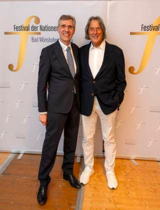 23.09.2023, Internationales Klassikfestival: Festival der Nationen 2023, im Kurhaus Bad Wörishofen im Unterallgäu, Konzert im Kursaal mit Pianist Igor Levit (GER) und vbw-Festival-Orchester. Ehrengäste: v.li: Festival-Intendant Winfried Roch mit dem Arzt der Stars (auch Igor Levit) Dr. Hans-Wilhelm Müller-Wohlfahrt aus München. 23.09.2023, Klassikfestival Bad Wörishofen 23.09.2023, Klassikfestival Bad Wörishofen