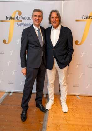 23.09.2023, Internationales Klassikfestival: Festival der Nationen 2023, im Kurhaus Bad Wörishofen im Unterallgäu, Konzert im Kursaal mit Pianist Igor Levit (GER) und vbw-Festival-Orchester. Ehrengäste: v.li: Festival-Intendant Winfried Roch mit dem Arzt der Stars (auch Igor Levit) Dr. Hans-Wilhelm Müller-Wohlfahrt aus München. 23.09.2023, Klassikfestival Bad Wörishofen 23.09.2023, Klassikfestival Bad Wörishofen