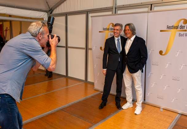 23.09.2023, Internationales Klassikfestival: Festival der Nationen 2023, im Kurhaus Bad Wörishofen im Unterallgäu, Konzert im Kursaal mit Pianist Igor Levit (GER) und vbw-Festival-Orchester. Ehrengäste: v.li: Festival-Intendant Winfried Roch mit dem Arzt der Stars (auch Igor Levit) Dr. Hans-Wilhelm Müller-Wohlfahrt aus München fotografiert von DPA-Fotograf Karl-Josef Hildenbrand (li) 23.09.2023, Klassikfestival Bad Wörishofen 23.09.2023, Klassikfestival Bad Wörishofen