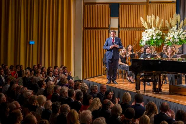 23.09.2023, Internationales Klassikfestival: Festival der Nationen 2023, im Kurhaus Bad Wörishofen im Unterallgäu, Konzert im Kursaal mit Pianist Igor Levit (GER) und vbw-Festival-Orchester. MdB Stephan Stracke hält eine Rede vor dem Konzert. 23.09.2023, Klassikfestival Bad Wörishofen 23.09.2023, Klassikfestival Bad Wörishofen
