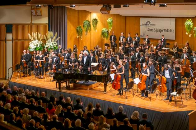 23.09.2023, Internationales Klassikfestival: Festival der Nationen 2023, im Kurhaus Bad Wörishofen im Unterallgäu, Konzert im Kursaal mit Pianist Igor Levit (GER) und vbw-Festival-Orchester. Musikalischer Leiter Christoph Adt. 23.09.2023, Klassikfestival Bad Wörishofen 23.09.2023, Klassikfestival Bad Wörishofen