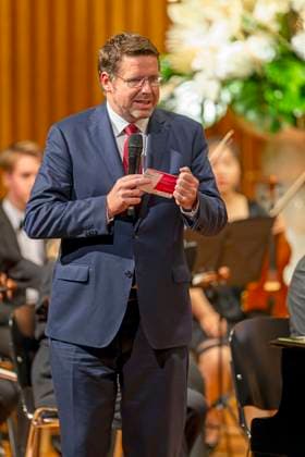 23.09.2023, Internationales Klassikfestival: Festival der Nationen 2023, im Kurhaus Bad Wörishofen im Unterallgäu, Konzert im Kursaal mit Pianist Igor Levit (GER) und vbw-Festival-Orchester. MdB Stephan Stracke hält eine Rede vor dem Konzert. 23.09.2023, Klassikfestival Bad Wörishofen 23.09.2023, Klassikfestival Bad Wörishofen