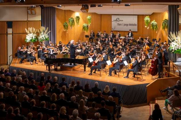 23.09.2023, Internationales Klassikfestival: Festival der Nationen 2023, im Kurhaus Bad Wörishofen im Unterallgäu, Konzert im Kursaal mit Pianist Igor Levit (GER) und vbw-Festival-Orchester. Musikalischer Leiter Christoph Adt. 23.09.2023, Klassikfestival Bad Wörishofen 23.09.2023, Klassikfestival Bad Wörishofen