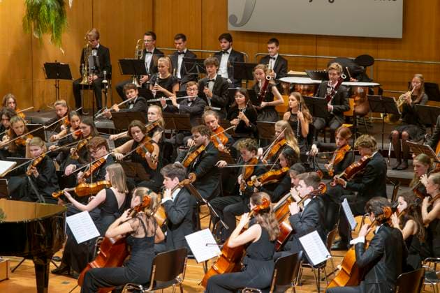 23.09.2023, Internationales Klassikfestival: Festival der Nationen 2023, im Kurhaus Bad Wörishofen im Unterallgäu, Konzert im Kursaal mit Pianist Igor Levit (GER) und vbw-Festival-Orchester. 23.09.2023, Klassikfestival Bad Wörishofen 23.09.2023, Klassikfestival Bad Wörishofen