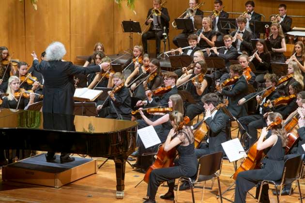 23.09.2023, Internationales Klassikfestival: Festival der Nationen 2023, im Kurhaus Bad Wörishofen im Unterallgäu, Konzert im Kursaal mit Pianist Igor Levit (GER) und vbw-Festival-Orchester. Musikalischer Leiter Christoph Adt. 23.09.2023, Klassikfestival Bad Wörishofen 23.09.2023, Klassikfestival Bad Wörishofen