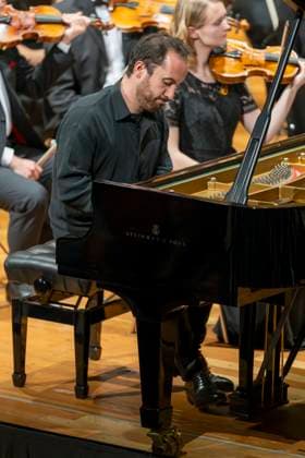 23.09.2023, Internationales Klassikfestival: Festival der Nationen 2023, im Kurhaus Bad Wörishofen im Unterallgäu, Konzert im Kursaal mit Pianist Igor Levit (GER) und vbw-Festival-Orchester. 23.09.2023, Klassikfestival Bad Wörishofen 23.09.2023, Klassikfestival Bad Wörishofen