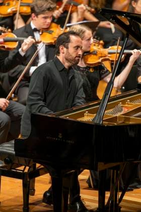23.09.2023, Internationales Klassikfestival: Festival der Nationen 2023, im Kurhaus Bad Wörishofen im Unterallgäu, Konzert im Kursaal mit Pianist Igor Levit (GER) und vbw-Festival-Orchester. 23.09.2023, Klassikfestival Bad Wörishofen 23.09.2023, Klassikfestival Bad Wörishofen
