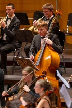 23.09.2023, Internationales Klassikfestival: Festival der Nationen 2023, im Kurhaus Bad Wörishofen im Unterallgäu, Konzert im Kursaal mit Pianist Igor Levit (GER) und vbw-Festival-Orchester. 23.09.2023, Klassikfestival Bad Wörishofen 23.09.2023, Klassikfestival Bad Wörishofen