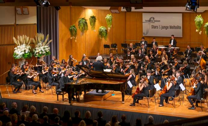 23.09.2023, Internationales Klassikfestival: Festival der Nationen 2023, im Kurhaus Bad Wörishofen im Unterallgäu, Konzert im Kursaal mit Pianist Igor Levit (GER) und vbw-Festival-Orchester. Musikalischer Leiter Christoph Adt. 23.09.2023, Klassikfestival Bad Wörishofen 23.09.2023, Klassikfestival Bad Wörishofen