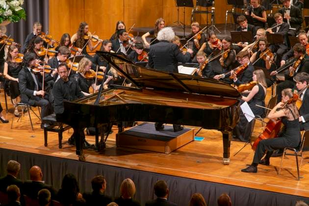 23.09.2023, Internationales Klassikfestival: Festival der Nationen 2023, im Kurhaus Bad Wörishofen im Unterallgäu, Konzert im Kursaal mit Pianist Igor Levit (GER) und vbw-Festival-Orchester. Musikalischer Leiter Christoph Adt. 23.09.2023, Klassikfestival Bad Wörishofen 23.09.2023, Klassikfestival Bad Wörishofen