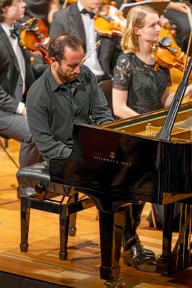 23.09.2023, Internationales Klassikfestival: Festival der Nationen 2023, im Kurhaus Bad Wörishofen im Unterallgäu, Konzert im Kursaal mit Pianist Igor Levit (GER) und vbw-Festival-Orchester. 23.09.2023, Klassikfestival Bad Wörishofen 23.09.2023, Klassikfestival Bad Wörishofen