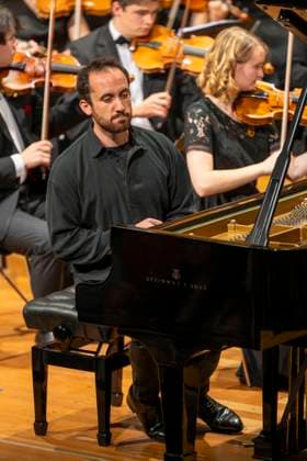 23.09.2023, Internationales Klassikfestival: Festival der Nationen 2023, im Kurhaus Bad Wörishofen im Unterallgäu, Konzert im Kursaal mit Pianist Igor Levit (GER) und vbw-Festival-Orchester. 23.09.2023, Klassikfestival Bad Wörishofen 23.09.2023, Klassikfestival Bad Wörishofen