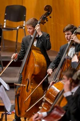 23.09.2023, Internationales Klassikfestival: Festival der Nationen 2023, im Kurhaus Bad Wörishofen im Unterallgäu, Konzert im Kursaal mit Pianist Igor Levit (GER) und vbw-Festival-Orchester. Cellist 23.09.2023, Klassikfestival Bad Wörishofen 23.09.2023, Klassikfestival Bad Wörishofen