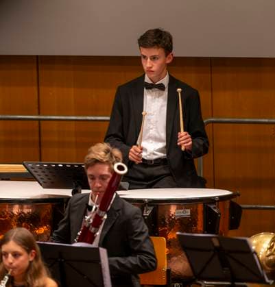 23.09.2023, Internationales Klassikfestival: Festival der Nationen 2023, im Kurhaus Bad Wörishofen im Unterallgäu, Konzert im Kursaal mit Pianist Igor Levit (GER) und vbw-Festival-Orchester. Pauke 23.09.2023, Klassikfestival Bad Wörishofen 23.09.2023, Klassikfestival Bad Wörishofen