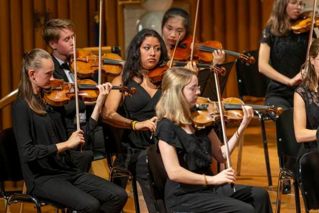 23.09.2023, Internationales Klassikfestival: Festival der Nationen 2023, im Kurhaus Bad Wörishofen im Unterallgäu, Konzert im Kursaal mit Pianist Igor Levit (GER) und vbw-Festival-Orchester. Geigerinnen 23.09.2023, Klassikfestival Bad Wörishofen 23.09.2023, Klassikfestival Bad Wörishofen
