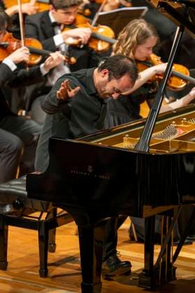 23.09.2023, Internationales Klassikfestival: Festival der Nationen 2023, im Kurhaus Bad Wörishofen im Unterallgäu, Konzert im Kursaal mit Pianist Igor Levit (GER) und vbw-Festival-Orchester. 23.09.2023, Klassikfestival Bad Wörishofen 23.09.2023, Klassikfestival Bad Wörishofen