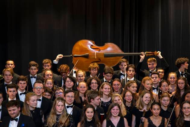 23.09.2023, Internationales Klassikfestival: Festival der Nationen 2023, im Kurhaus Bad Wörishofen im Unterallgäu, Konzert im Kursaal mit Pianist Igor Levit (GER) und vbw-Festival-Orchester. Gruppenfoto nach dem Konzert mit den jungen Musikern. 23.09.2023, Klassikfestival Bad Wörishofen 23.09.2023, Klassikfestival Bad Wörishofen