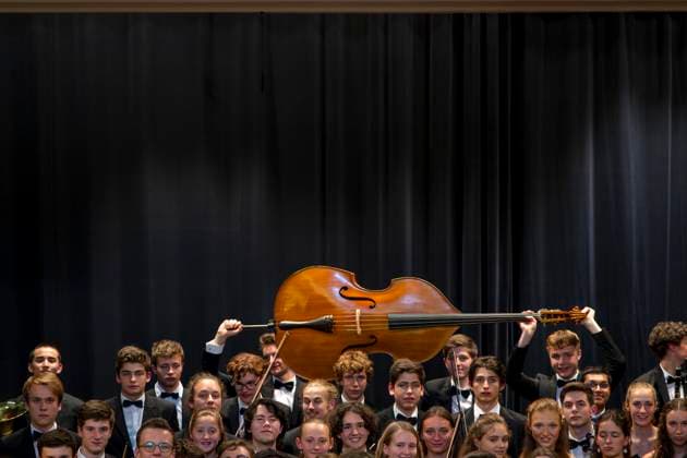 Entertainment Bilder des Tages 23.09.2023, Internationales Klassikfestival: Festival der Nationen 2023, im Kurhaus Bad Wörishofen im Unterallgäu, Konzert im Kursaal mit Pianist Igor Levit (GER) und vbw-Festival-Orchester. Gruppenfoto nach dem Konzert mit den jungen Musikern. 23.09.2023, Klassikfestival Bad Wörishofen 23.09.2023, Klassikfestival Bad Wörishofen
