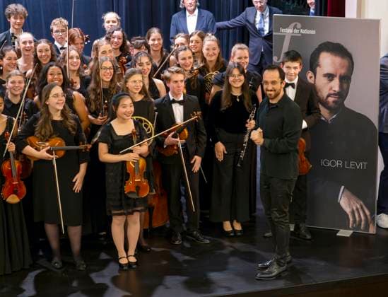 23.09.2023, Internationales Klassikfestival: Festival der Nationen 2023, im Kurhaus Bad Wörishofen im Unterallgäu, Konzert im Kursaal mit Pianist Igor Levit (GER) und vbw-Festival-Orchester. Gruppenfoto nach dem Konzert mit den jungen Musikern und Igor Levit (re). 23.09.2023, Klassikfestival Bad Wörishofen 23.09.2023, Klassikfestival Bad Wörishofen