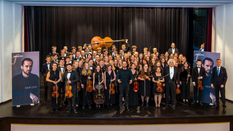 23.09.2023, Internationales Klassikfestival: Festival der Nationen 2023, im Kurhaus Bad Wörishofen im Unterallgäu, Konzert im Kursaal mit Pianist Igor Levit (GER) und vbw-Festival-Orchester. Gruppenfoto nach dem Konzert mit den jungen Musikern und Igor Levit (mitte). Hinten rechts: Promi-Arzt Dr. Hans-Wilhelm Müller-Wohlfahrt 23.09.2023, Klassikfestival Bad Wörishofen 23.09.2023, Klassikfestival Bad Wörishofen