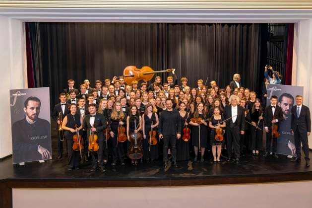 23.09.2023, Internationales Klassikfestival: Festival der Nationen 2023, im Kurhaus Bad Wörishofen im Unterallgäu, Konzert im Kursaal mit Pianist Igor Levit (GER) und vbw-Festival-Orchester. Gruppenfoto nach dem Konzert mit den jungen Musikern und Igor Levit (mitte). Hinten rechts: Promi-Arzt Dr. Hans-Wilhelm Müller-Wohlfahrt 23.09.2023, Klassikfestival Bad Wörishofen 23.09.2023, Klassikfestival Bad Wörishofen