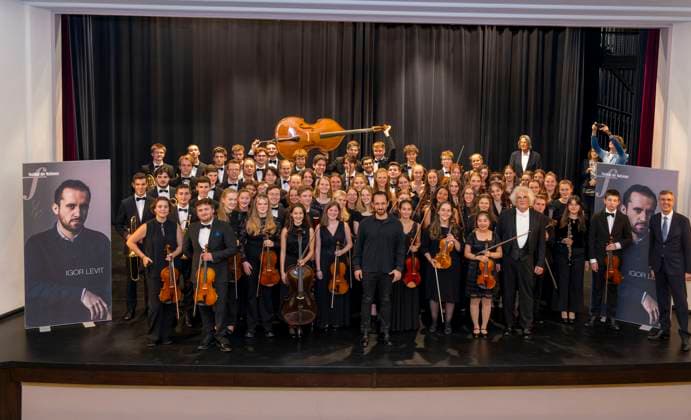 23.09.2023, Internationales Klassikfestival: Festival der Nationen 2023, im Kurhaus Bad Wörishofen im Unterallgäu, Konzert im Kursaal mit Pianist Igor Levit (GER) und vbw-Festival-Orchester. Gruppenfoto nach dem Konzert mit den jungen Musikern und Igor Levit (mitte). Hinten rechts: Promi-Arzt Dr. Hans-Wilhelm Müller-Wohlfahrt 23.09.2023, Klassikfestival Bad Wörishofen 23.09.2023, Klassikfestival Bad Wörishofen