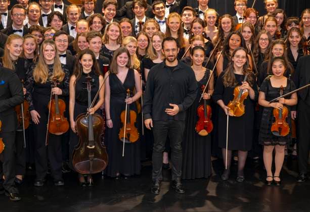 23.09.2023, Internationales Klassikfestival: Festival der Nationen 2023, im Kurhaus Bad Wörishofen im Unterallgäu, Konzert im Kursaal mit Pianist Igor Levit (GER) und vbw-Festival-Orchester. Gruppenfoto nach dem Konzert mit den jungen Musikern und Igor Levit (mitte). 23.09.2023, Klassikfestival Bad Wörishofen 23.09.2023, Klassikfestival Bad Wörishofen