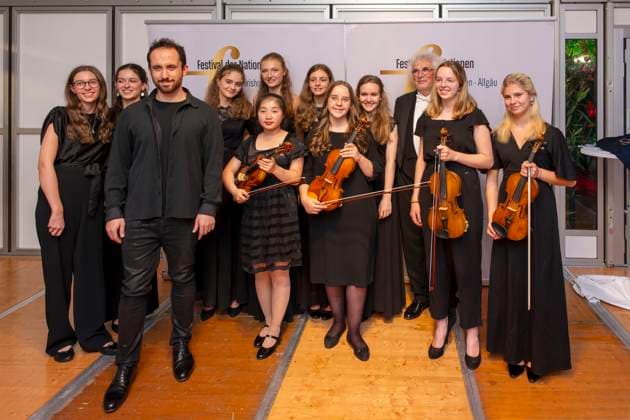 23.09.2023, Internationales Klassikfestival: Festival der Nationen 2023, im Kurhaus Bad Wörishofen im Unterallgäu, Konzert im Kursaal mit Pianist Igor Levit (GER) und vbw-Festival-Orchester. Gruppenfoto nach dem Konzert mit den jungen Musikern und Igor Levit und Christoph Adt. 23.09.2023, Klassikfestival Bad Wörishofen 23.09.2023, Klassikfestival Bad Wörishofen