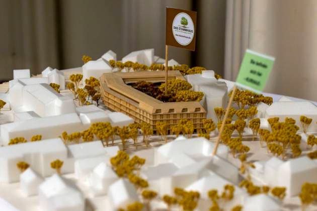 23.09.2023, Internationales Klassikfestival: Festival der Nationen 2023, im Kurhaus Bad Wörishofen im Unterallgäu, Konzert im Kursaal mit Pianist Igor Levit (GER) und vbw-Festival-Orchester. ImFoyer steht ein model des Neubaus nabenan, das Kreuzer-Areal DAS STAMMHAUS 23.09.2023, Klassikfestival Bad Wörishofen 23.09.2023, Klassikfestival Bad Wörishofen