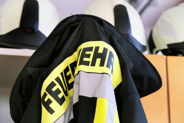 Feuerwehr und Notarzt, Symbolfotos Feuerwehr- Feuerwehr in verschiedenen Bildern und Aktionen in Deutschland Jacke, Uniform, Uniformjacke, Feuerwehrjacke, Sicherheitsjacke, Helm, Feuerwehr-Feuerwehr in Deutschland *** Fire department in different pictures and actions in Germany jacket, uniform, uniform jacket, fire department jacket, safety jacket, helmet, fire department firefighters in Germany