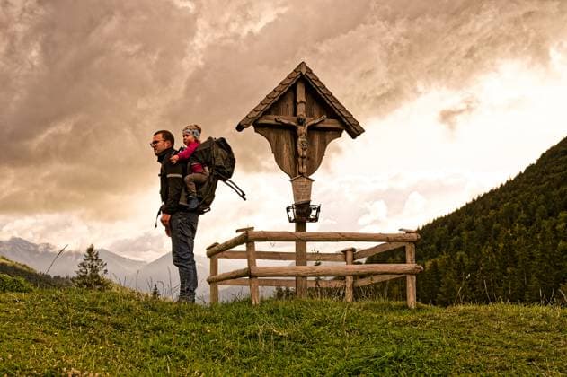 Kleine Pause am Gipfel. Vater mit Tochter vor dem Bergkreuz. Schleching Bayern Deutschland *** Small break at the summit father with daughter in front of the mountain cross Schleching Bavaria Germany Copyright: xRolfxPossx