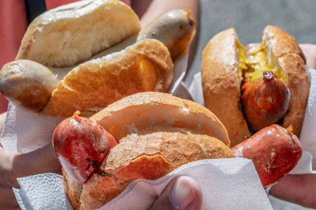 Bratwurstsemmeln und Käsekrainer auf dem Oktoberfest, München, September 2023 Deutschland, München, September 2023, zwei Bratwurstsemmeln und eine Käsekrainer, Essen auf dem Oktoberfest, Bratwurstsemmel kostet an diesem Stand 6 Euro, rote und weiße Bratwurst, ein Mal mit Senf, tierische Lebensmittel, Verzehr von Fleisch, Ernährung, Bayern, *** Bratwurstsemmeln and Käsekrainer at the Oktoberfest, Munich, September 2023 Germany, Munich, September 2023, two Bratwurstsemmeln and one Käsekrainer, food at the Oktoberfest, Bratwurstsemmel costs 6 euros at this stand, red and white bratwurst, one time with mustard, animal food, consumption of meat, nutrition, Bavaria,
