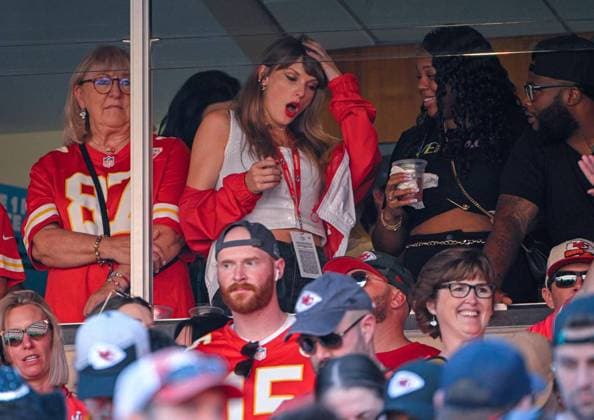Entertainment Bilder des Tages September 24, 2023: Singer Taylor Swift watches the Kansas City Chiefs take on the Chicago Bears with the mother of Kansas City tight end Travis Kelce, Donna Kelce, Sunday, Sept. 24, 2023, at GEHA Field at Arrowhead Stadium, in Kansas City, Missouri. - ZUMAm67_ 20230924_zaf_m67_017 Copyright: xTammyxLjungbladx