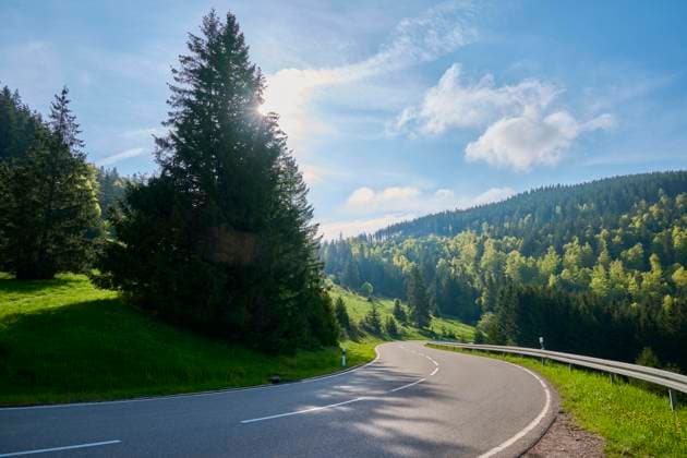  Landstrasse, Mittelgebirgslandschaft, Tanne, Mischwald, Sonne, Wolken, Frühling, Menzenschwand, Schluchsee, Schwarzwald, Baden-Württemberg, Deutschland, Europa *** Country road, Low mountain landscape, Fir, Mixed forest, Sun, Clouds, Spring, Menzenschwand, Schluchsee, Black Forest, Bathing Württemberg, Germany, Europe Copyright: imageBROKER/RaimundxLinke ibxrde09654038.jpg