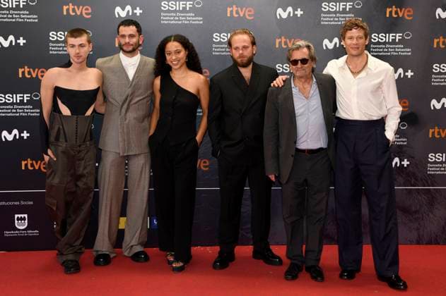 Miles Heizer, Pedro Fontaine, Zora Casebere, Simon Van Buyten, Griffin Dunne und James Norton bei der Premiere des Kinofilms Ex-Husbands Men of Divorce auf dem 71. Internationalen Filmfestival San Sebastian Festival Internacional de Cine de San Sebastian im Kursaal. San Sebastian, 24.09.2023