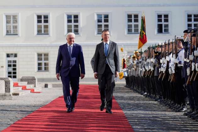 News Bilder des Tages News Themen der Woche KW38 Staatsbesuch, Bundespräsident Frank-Walter Steinmeier, Präsident, Lettland, Edgars Rinkevics Bundespräsident Frank-Walter Steinmeier empfängt den Präsidenten der Republik Lettland, Edgars Rinkevics mit militärischen Ehren im Schloss Bellevue am 25. September 2023 Berlin Berlin GER *** State visit, Federal President Frank Walter Steinmeier, President, Latvia, Edgars Rinkevics Federal President Frank Walter Steinmeier receives the President of the Republic of Latvia, Edgars Rinkevics with military honors at Bellevue Palace on 25 September 2023 Berlin Berlin GER