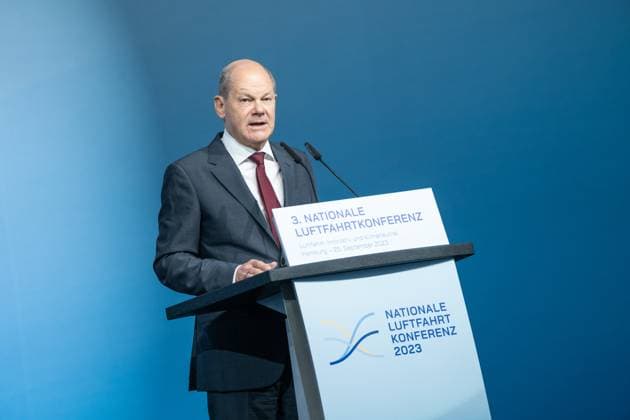 News Bilder des Tages News Themen der Woche KW38 3. Nationale Luftfahrtkonferenz in Hamburg Titel Luftfahrt: innovativ und klimaneutral Bundeskanzler Olaf Scholz hält die Eröffnungsrede;3. Nationale Luftfahrtkonferenz in Hamburg Titel Luftfahrt: innovativ und klimaneutral Bundeskanzler Olaf Scholz hält die Eröffnungsrede, *** 3 National Aviation Conference in Hamburg Title Aviation innovative and climate-neutral German Chancellor Olaf Scholz gives the opening speech 3 National Aviation Conference in Hamburg Title Aviation innovative and climate-neutral German Chancellor Olaf Scholz gives the opening speech,